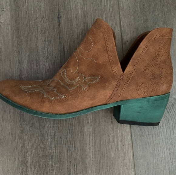 Women's booties size 8 - Picture 2 of 4